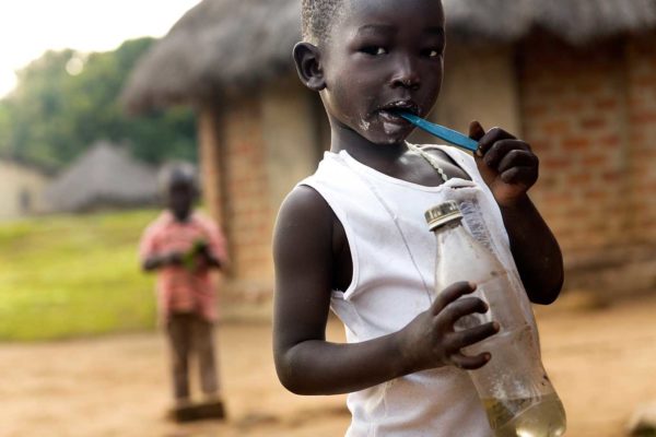 Acción Planetaria actuación odontológica en Uganda